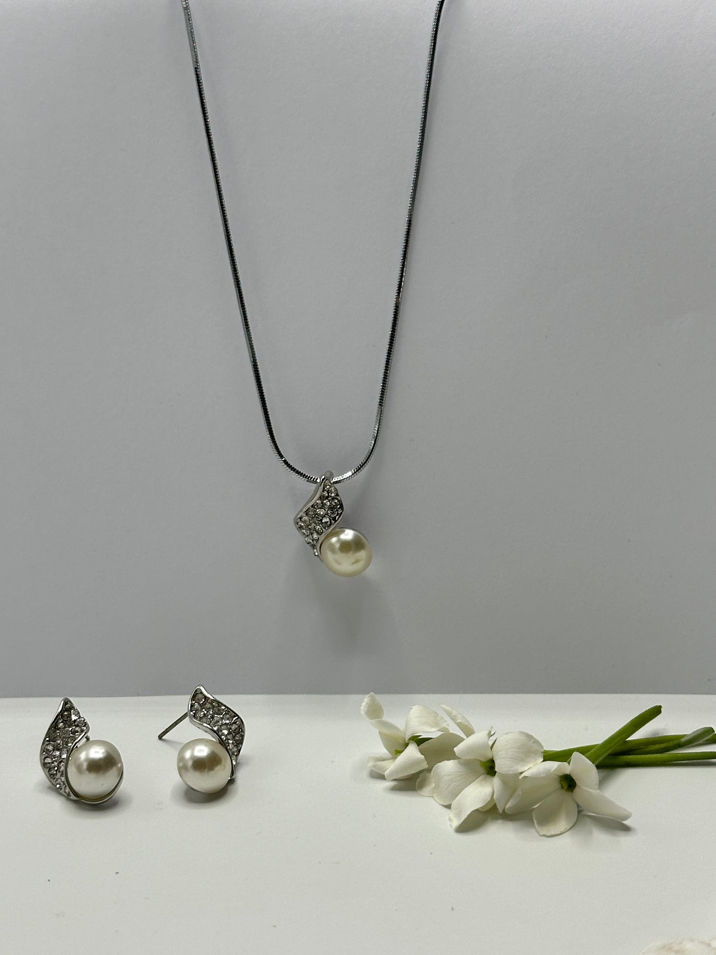 Classic Pearl Duo: Pendant & Earrings