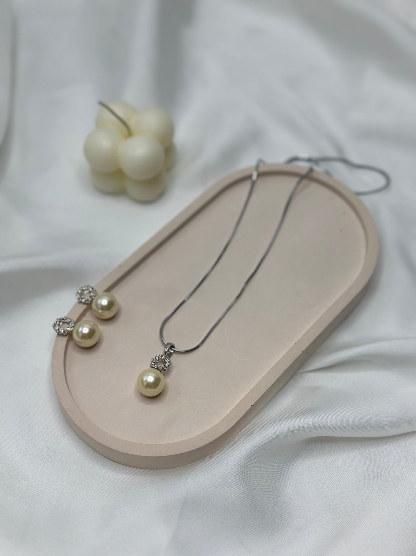 Elegance Ensembl : Pendant & Earring Set